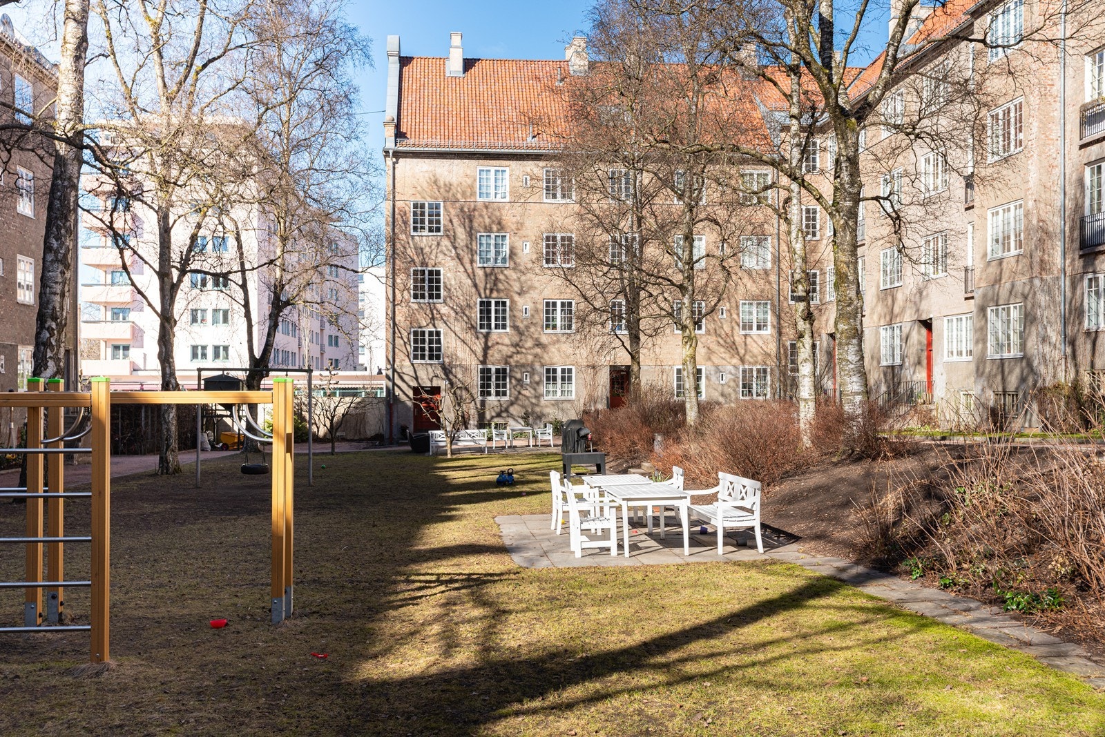 Det er 17 mai-feiringer, julegrantenning, jubileer med mer som feires i felleskap i sameiet. Her får du et fantastisk bomiljø hvor folk blir boende i generasjoner. Galleribilde
