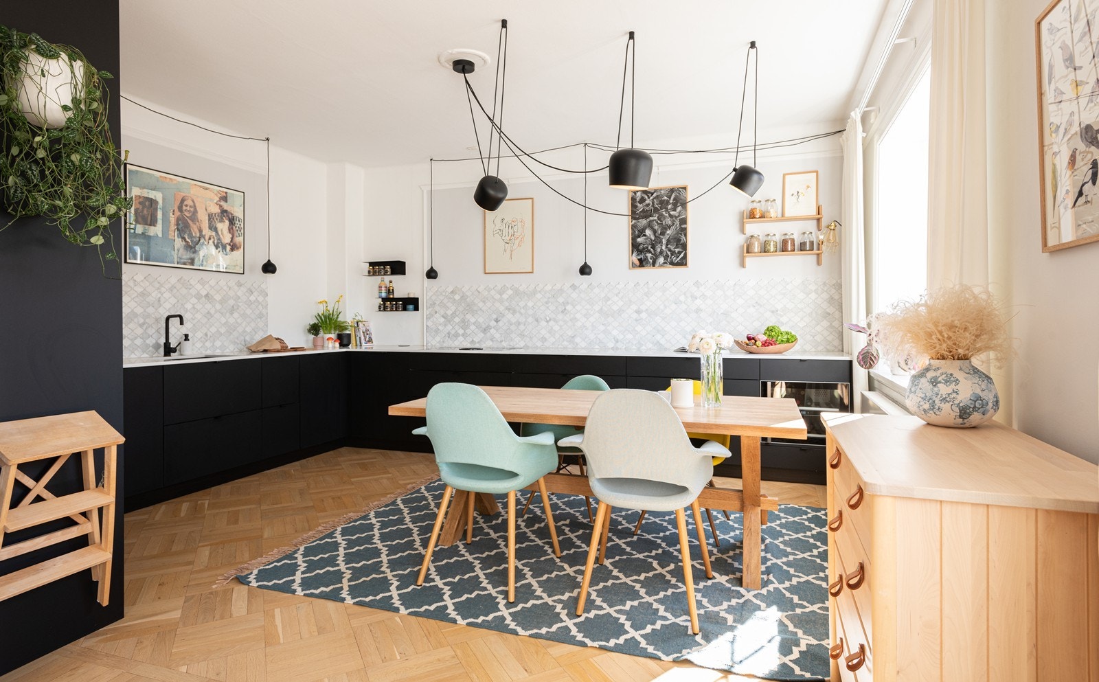 Stilig og moderne kjøkken fra Kvik, med slitesterk og elegant komposittbenkeplate, fliser over benk og induksjonstopp med integrert kullfilter fra Bora. Galleribilde