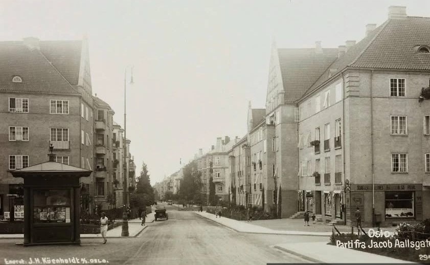 Flotte, ærverdige bygninger, brede gater og en attraktiv beliggenhet har gjennom mange år gjort dette til et svært populært sted å bo. Galleribilde