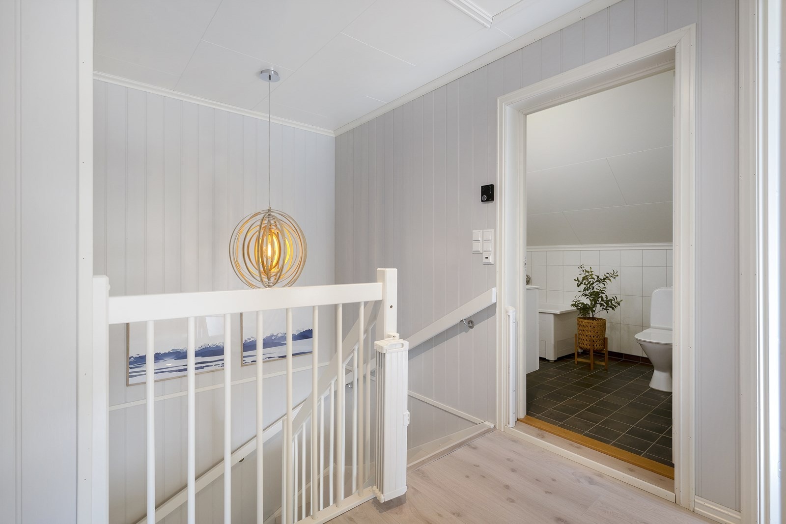 Trapp leiar opp til 2. etasje Galleribilde