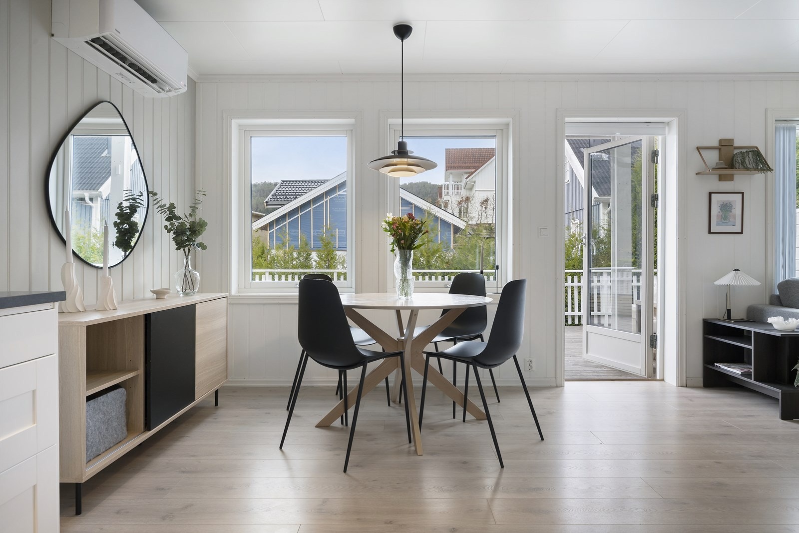 Opa planløysing gir fleksible møbleringsmoglegheiter og god kontakt mellom sonene. Galleribilde