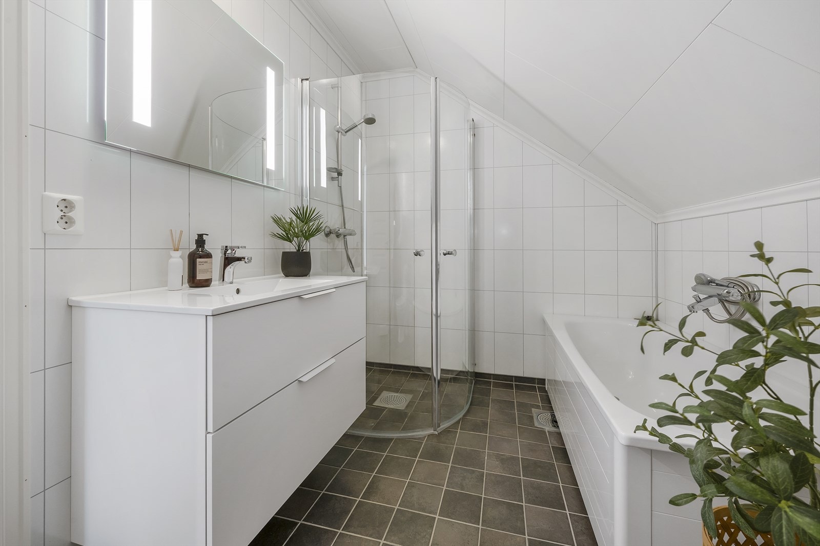 I tillegg til dusjhjørne har badet i andre etasje også eit badekar for ekstra komfort. Galleribilde