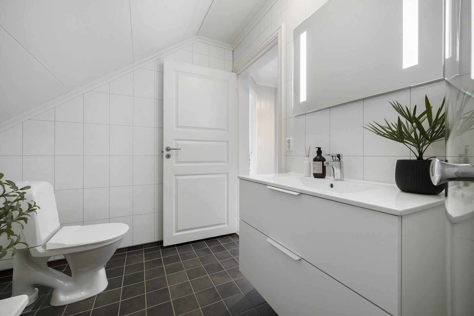 Badet i andre etasje har ei arealeffektiv innreiing med servant og toalett. Galleribilde