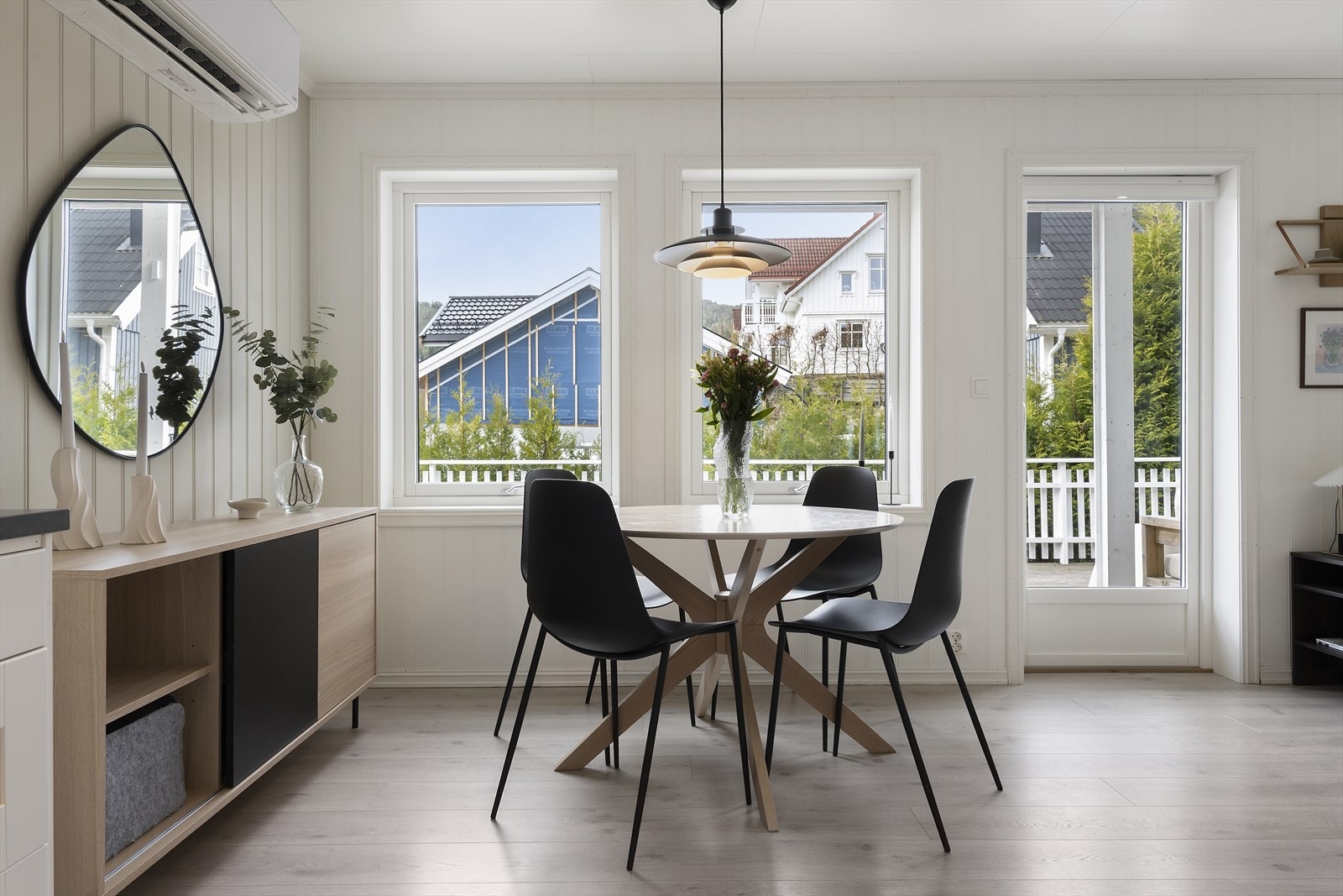Frå spiseplassen har ein god oversikt over uteområdet og direkte tilgang til terrassen. Galleribilde