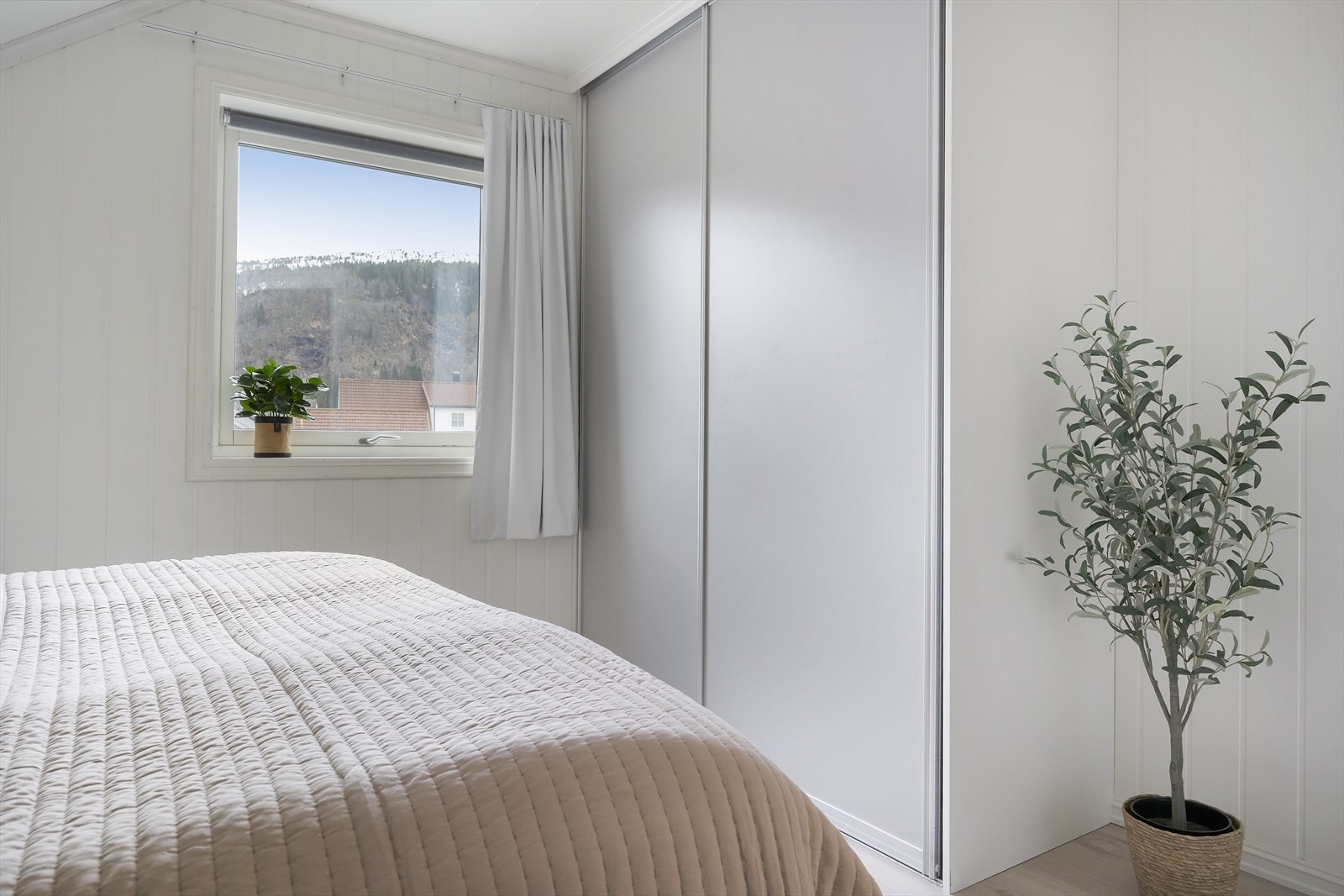 Skyvedørsgarderobe på hovudsoverommet gir rikeleg med oppbevaringsplass. Galleribilde