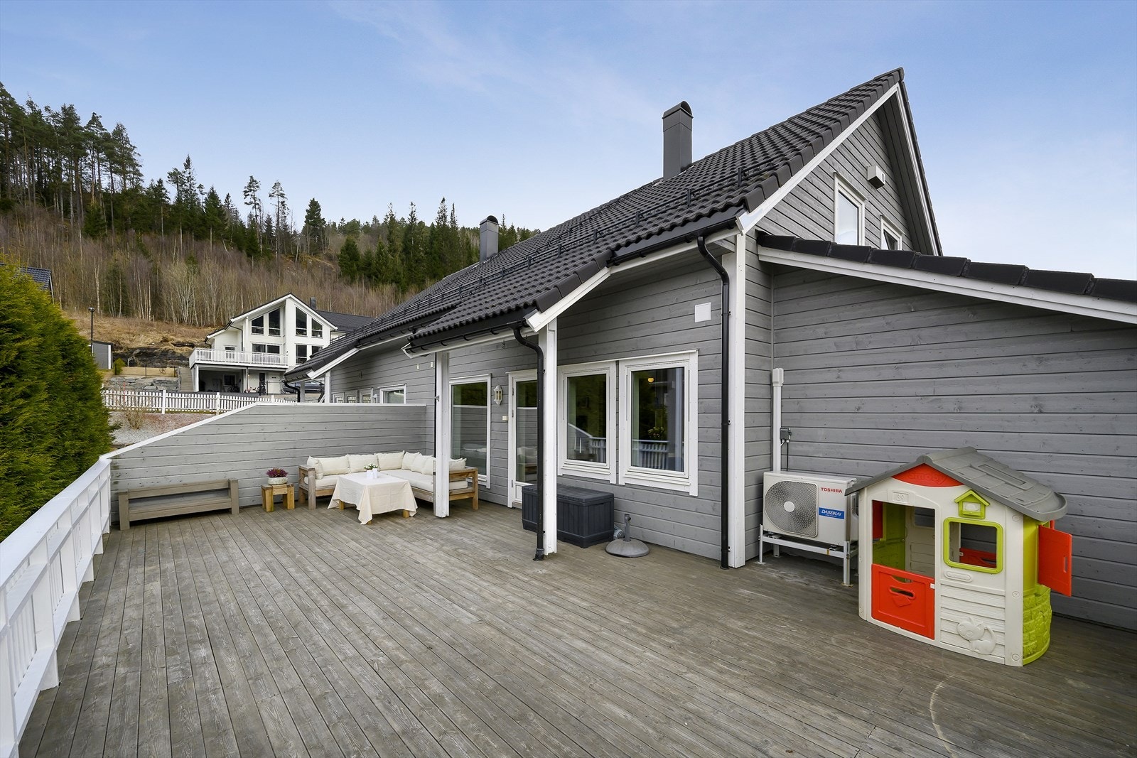 Stor, vestvend terrasse med gode solforhold. Her er det god plass til både sofagruppe og andre utemøblar. Galleribilde
