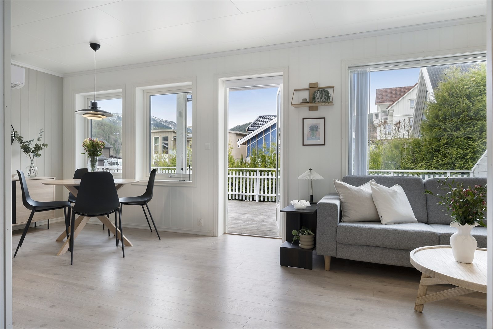 Frå stova er det direkte utgang til den solrike terrassen, noko som skaper ei fin forlenging av opphaldsrommet. Galleribilde