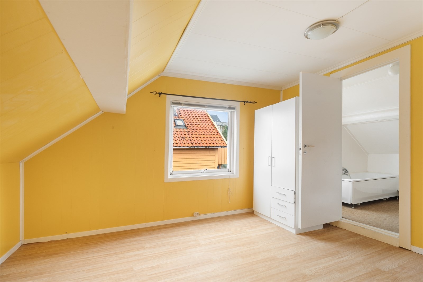 2. etasje er innredet med to gode soverom, bad, gang og god lagringsplass i to kott. En praktisk planløsning for en barnefamilie! Galleribilde