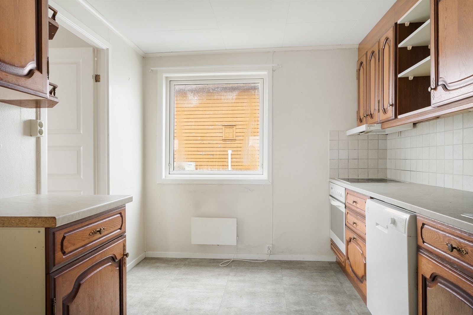 Kjøkken av god størrelse. Kjøkkenet har innredning med profilerte fronter og benkeplate av laminat. Galleribilde