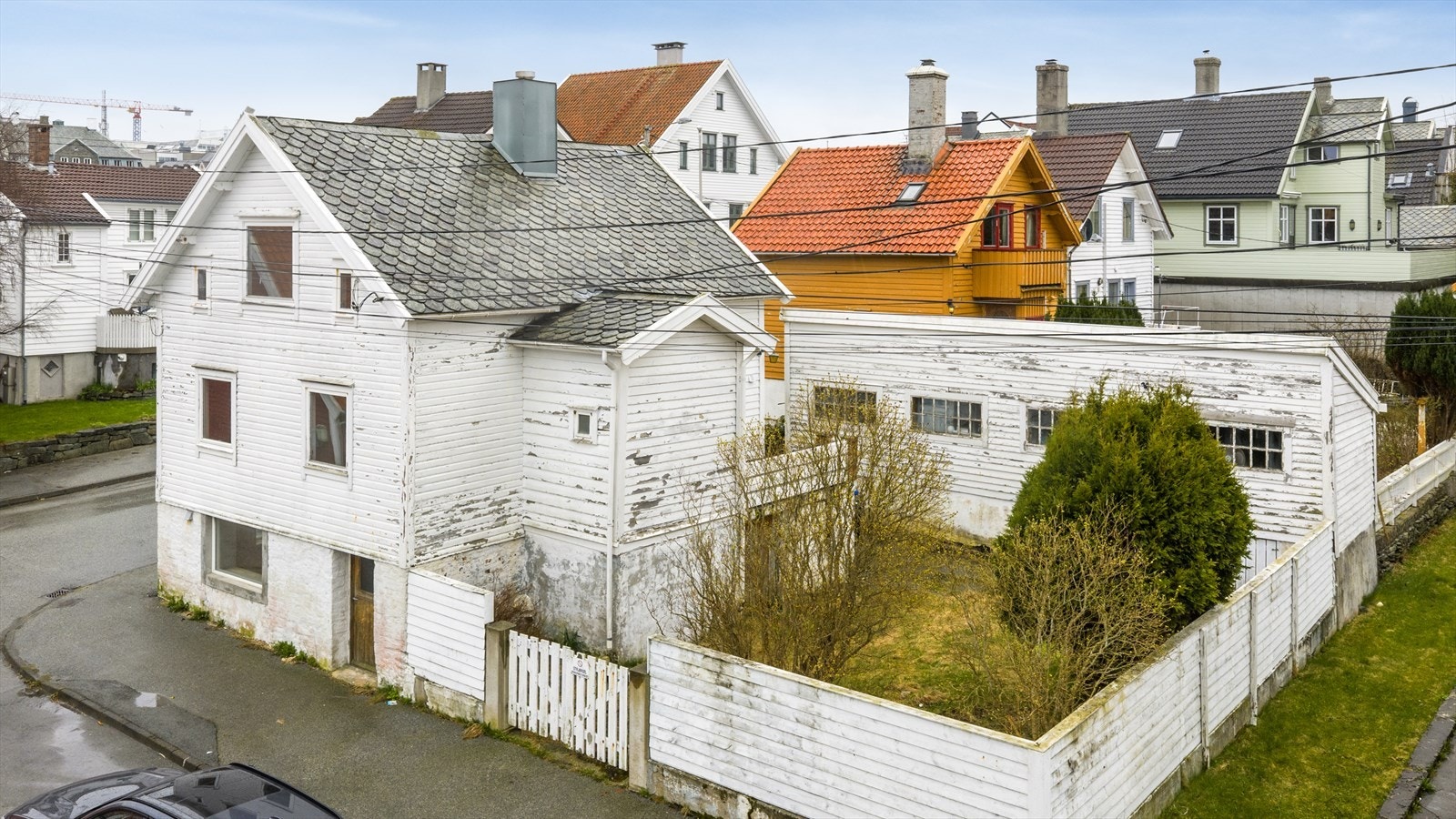 Eiendommen kan blant annet skilte med en romslig og skjermet hage. Galleribilde