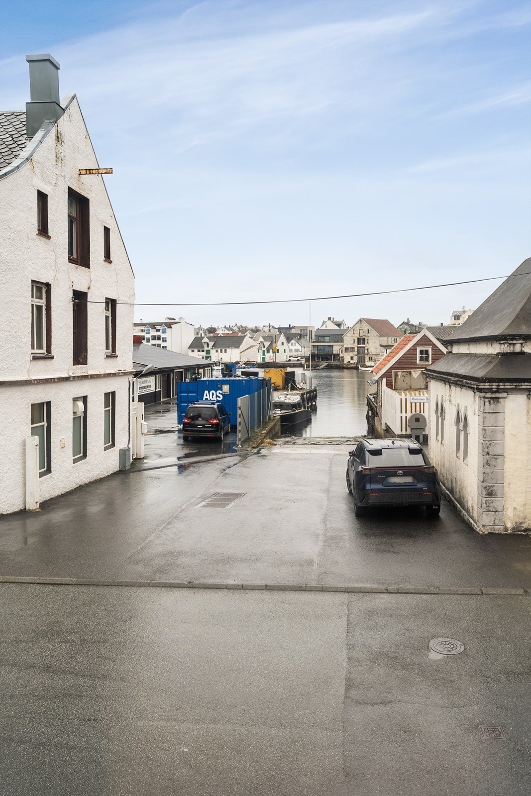 Boligen ligger i en hyggelig gate med sjøen like ved. Galleribilde
