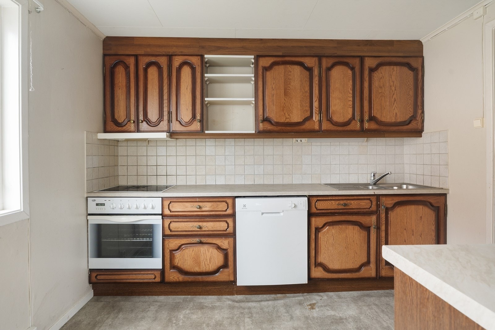 Det er plass til kjøleskap og komfyr, samt opplegg/plass for oppvaskmaskin. Galleribilde