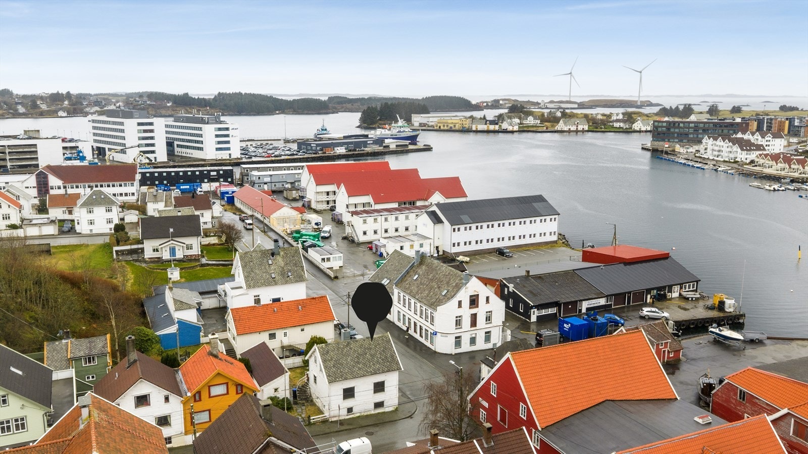 Velkommen til Sundgata 172 - En enebolig over tre plan, beliggende i hyggelige omgivelser på Risøy, bare noen steinkast fra sjøen. Galleribilde
