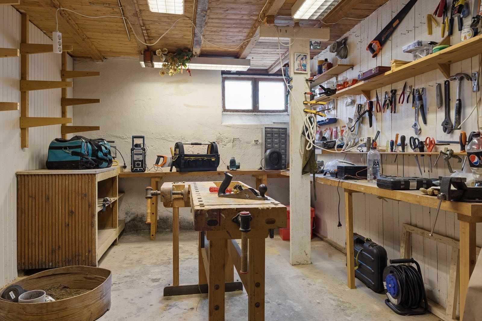 I kjelleren finnes en praktisk snekkerbod. Høvelbenken og hageredskaper kan medfølge. Galleribilde