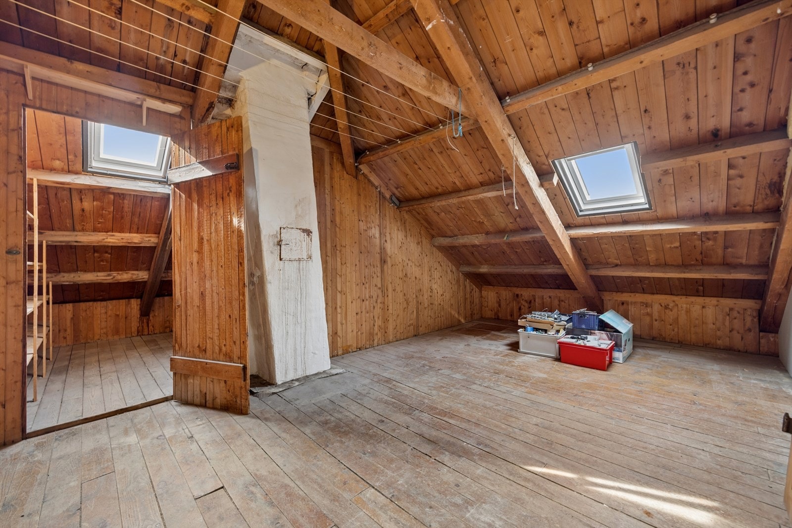 Et romslig loft med et gulvareal på 51 m² gir rikelig med lagringsplass. Galleribilde