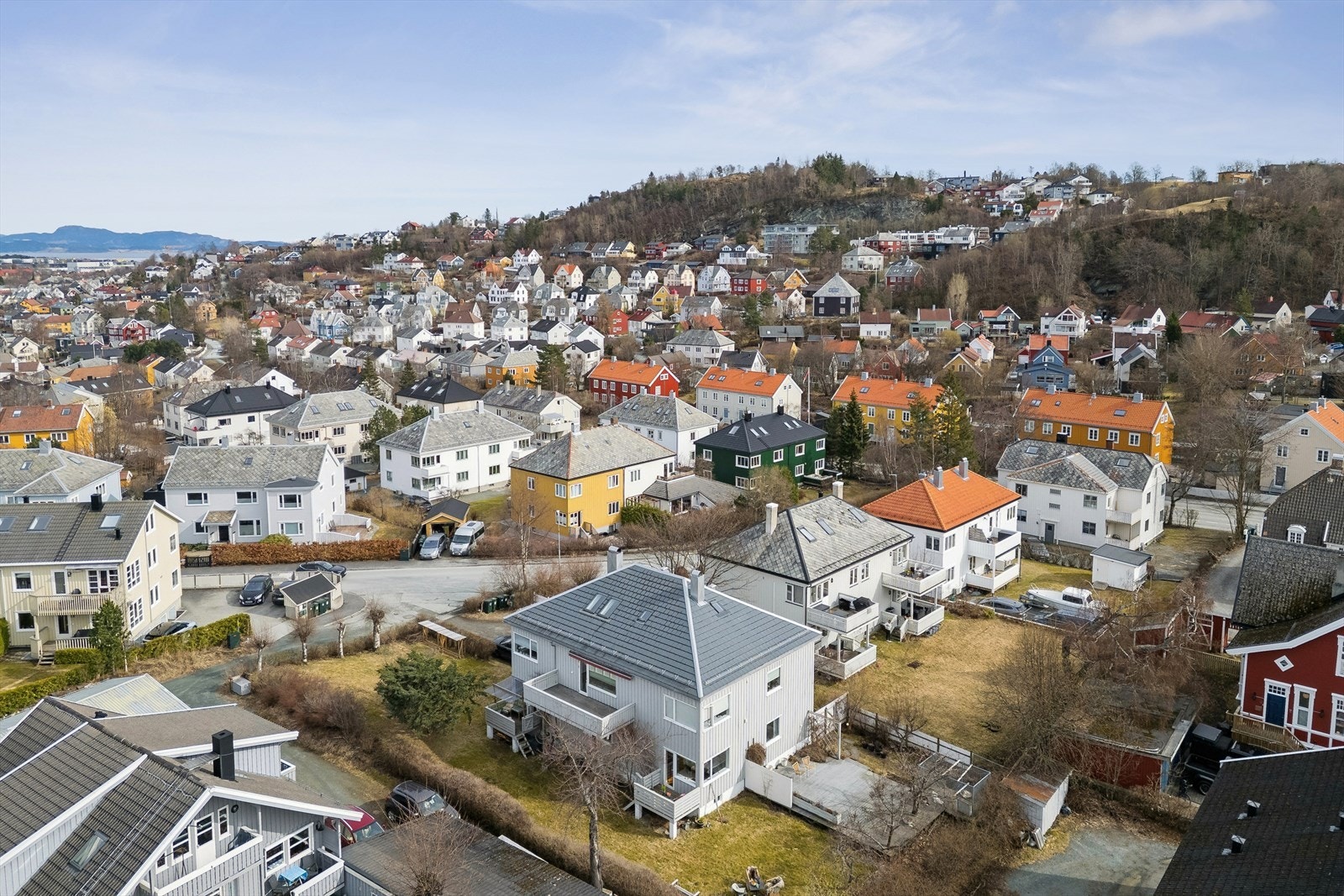 Området er vurdert som 'Veldig trygt' og har nærhet til flere skoler og barnehager, som Rosenborg skole og Weidemannsveien barnehage. Galleribilde