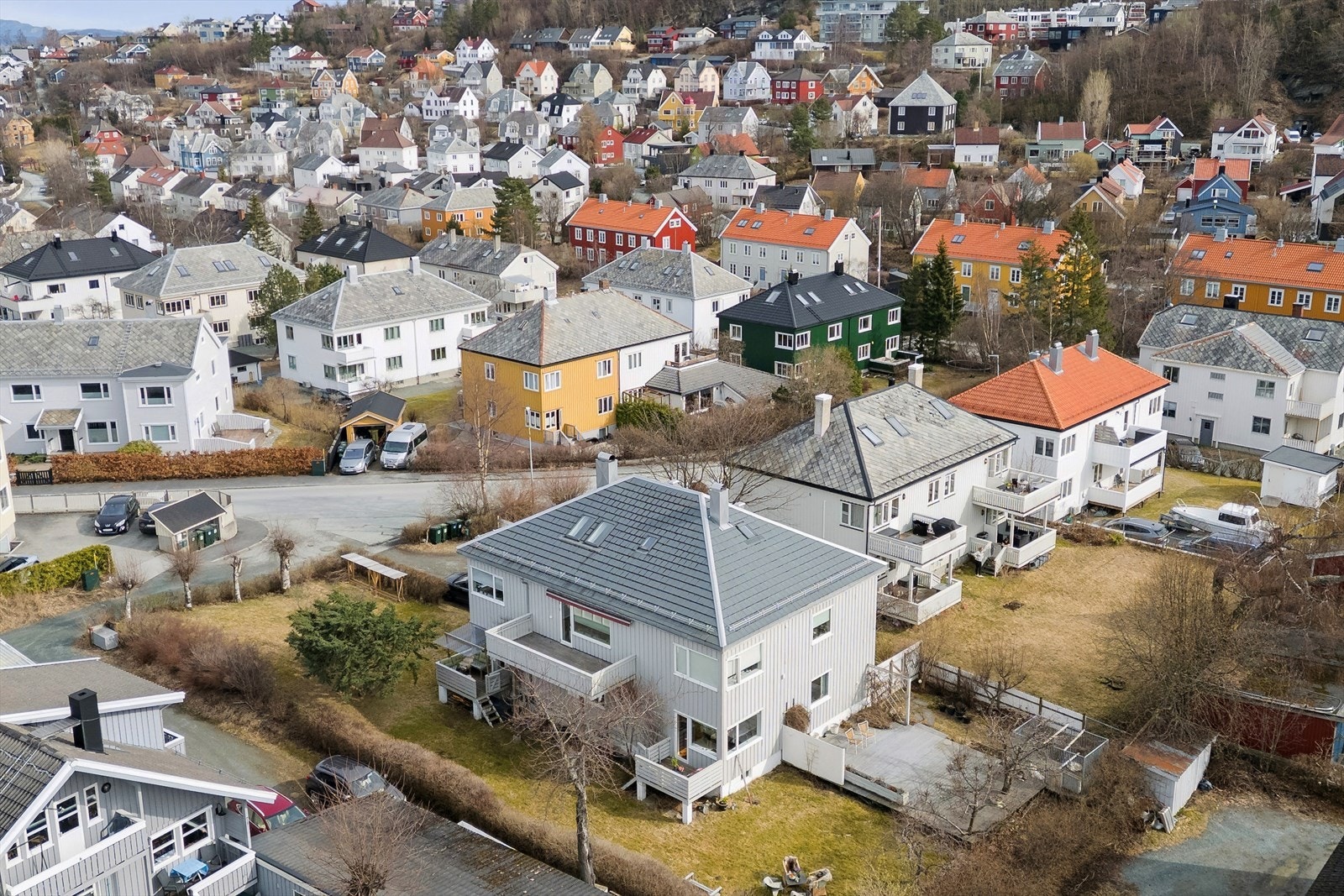 Boligen ligger i et etablert og rolig boligområde på Rosenborg. Galleribilde