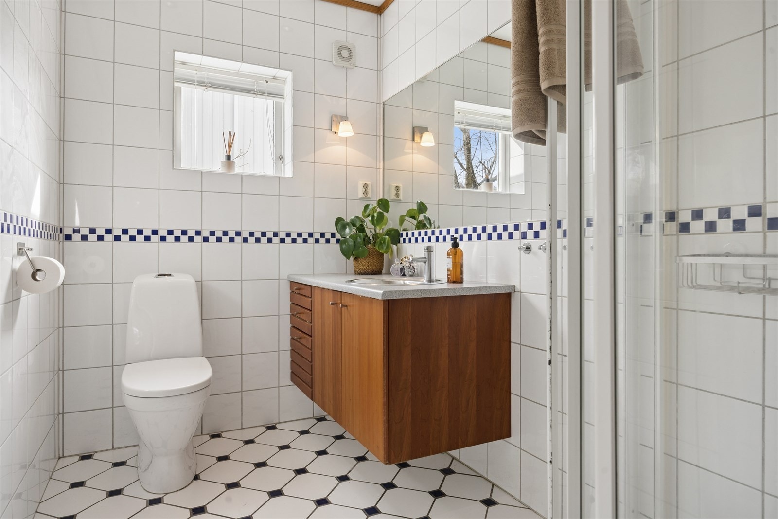 Det ene badet ble oppgradert i 2001. Rommet har flislagte overflater, dusjhjørne, gulvstående toalett og servant. Galleribilde