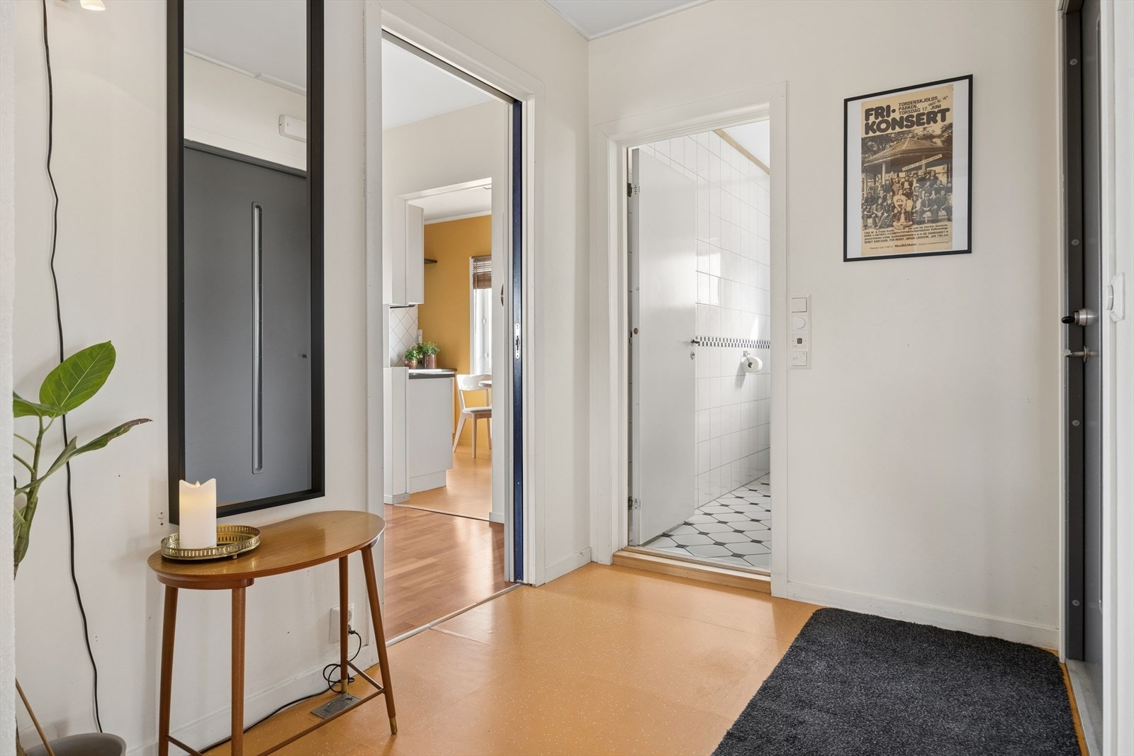 Fra gangen er det adkomst til leilighetens to bad, kjøkken og øvrige rom. Galleribilde