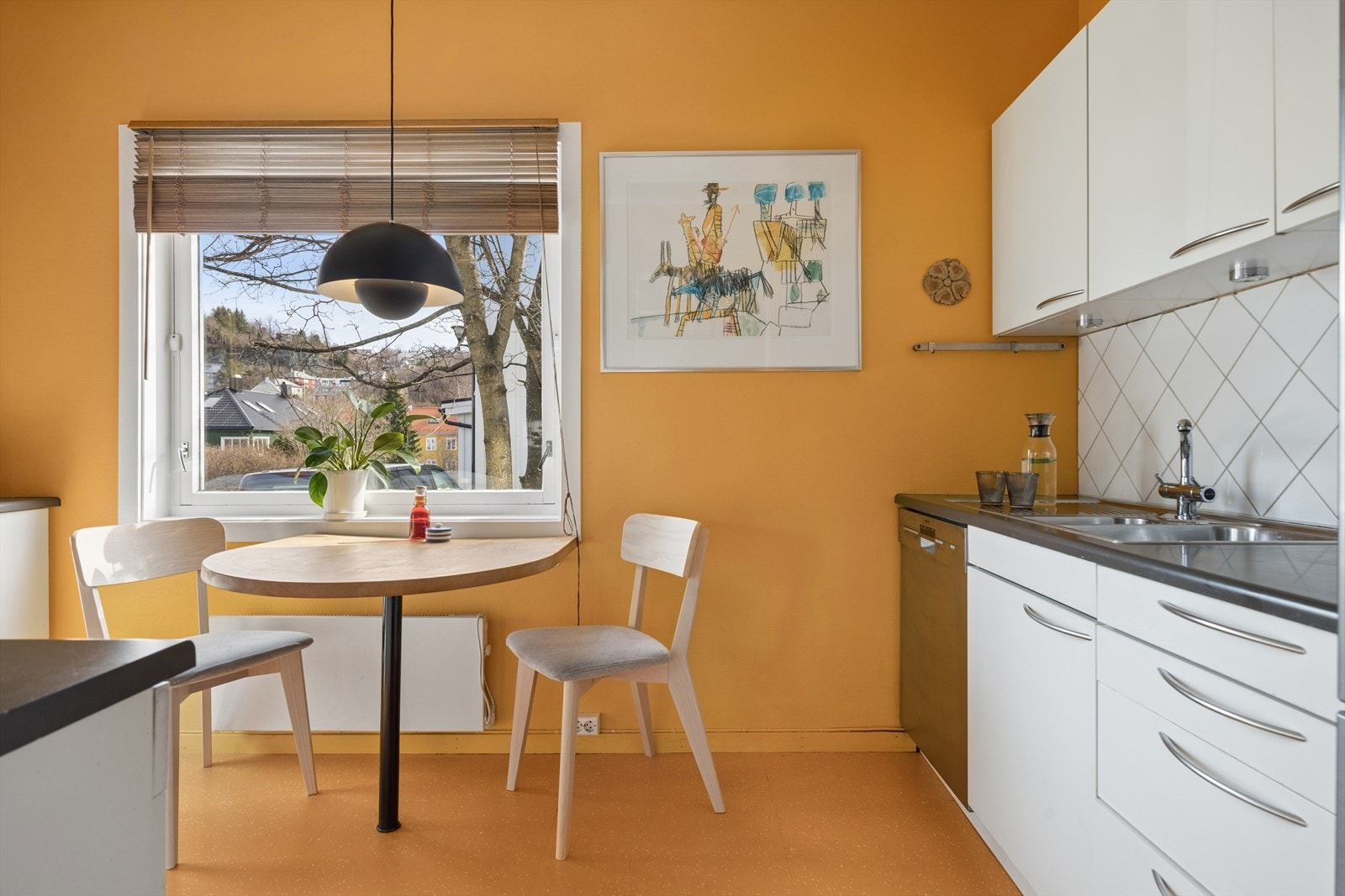 Kjøkkenet har en egen krok for frokostbordet, perfekt for morgenkaffen. Galleribilde