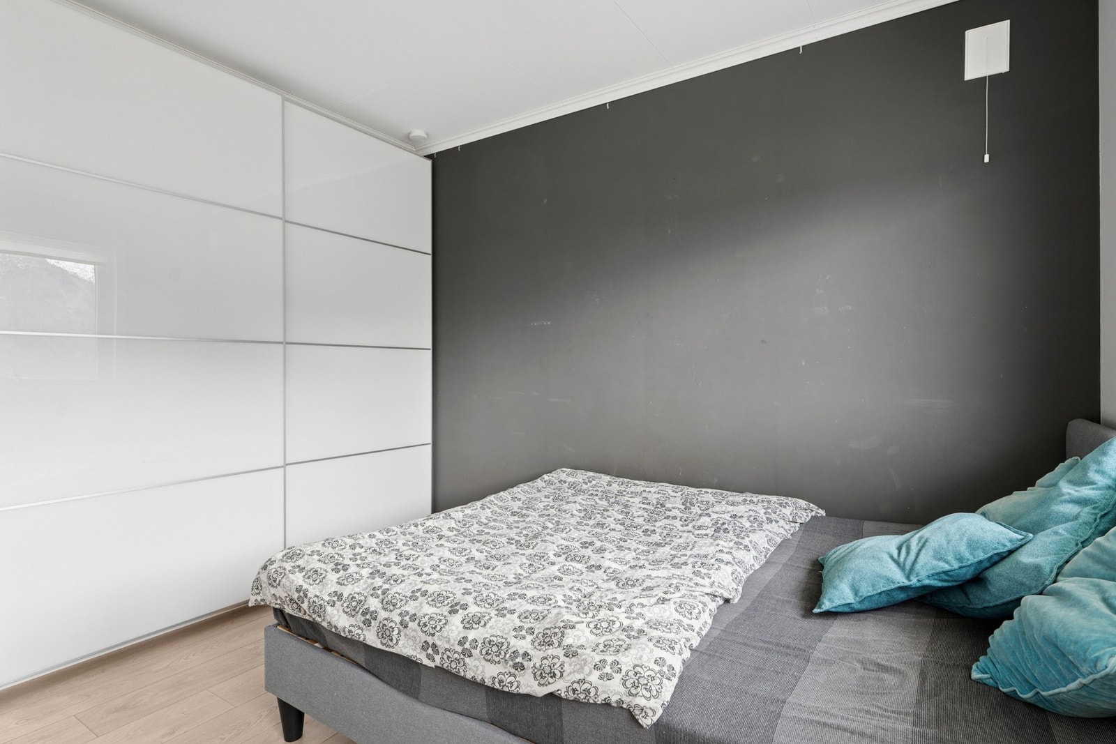 - Hovedsoverommet er av god størrelse og har plass til dobbeltseng, nattbord og garderobe løsning - Galleribilde