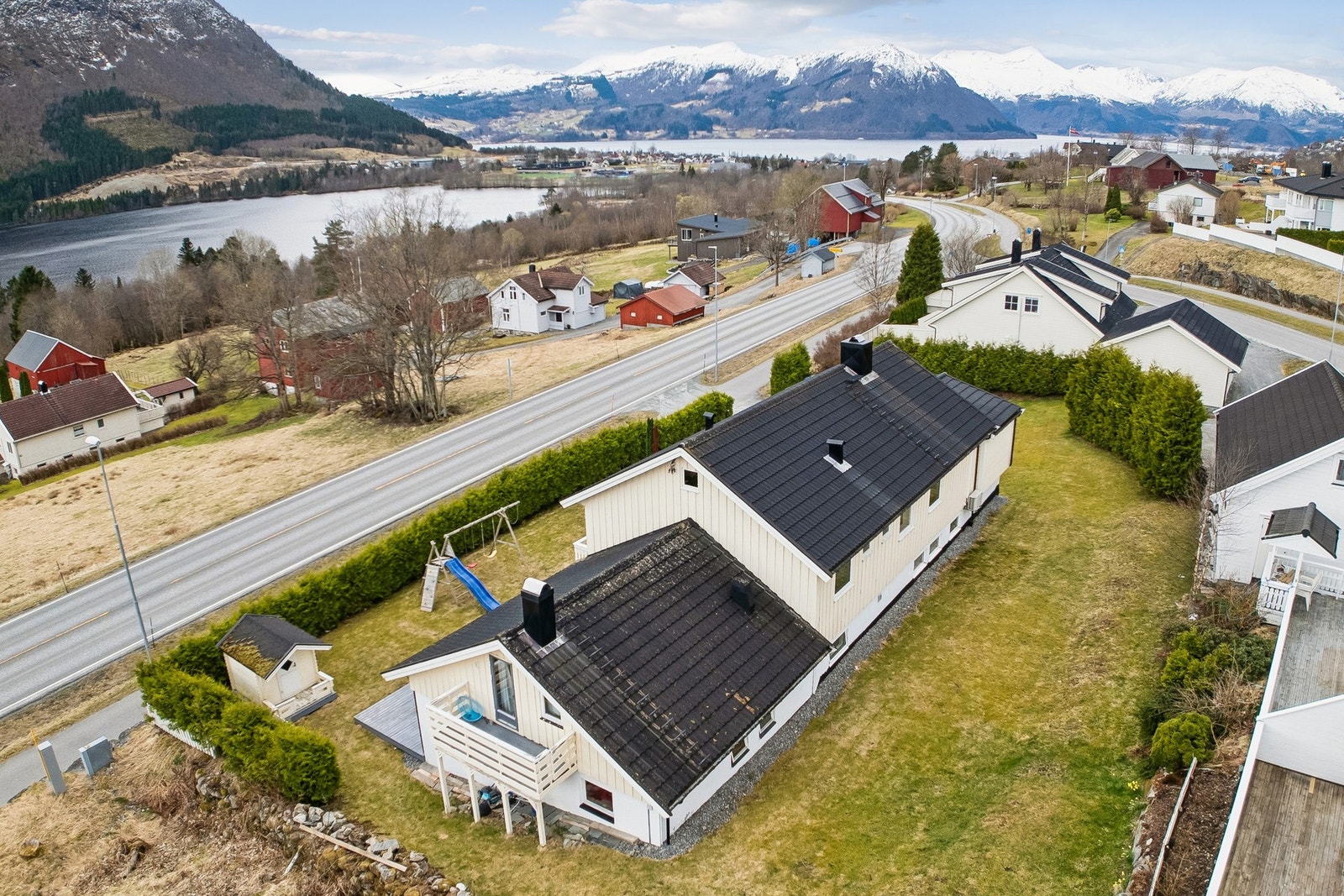 - Fra eiendommen er det kort avstand til barnehage og skole, du har også gåavstand til Voldaportalen - Galleribilde