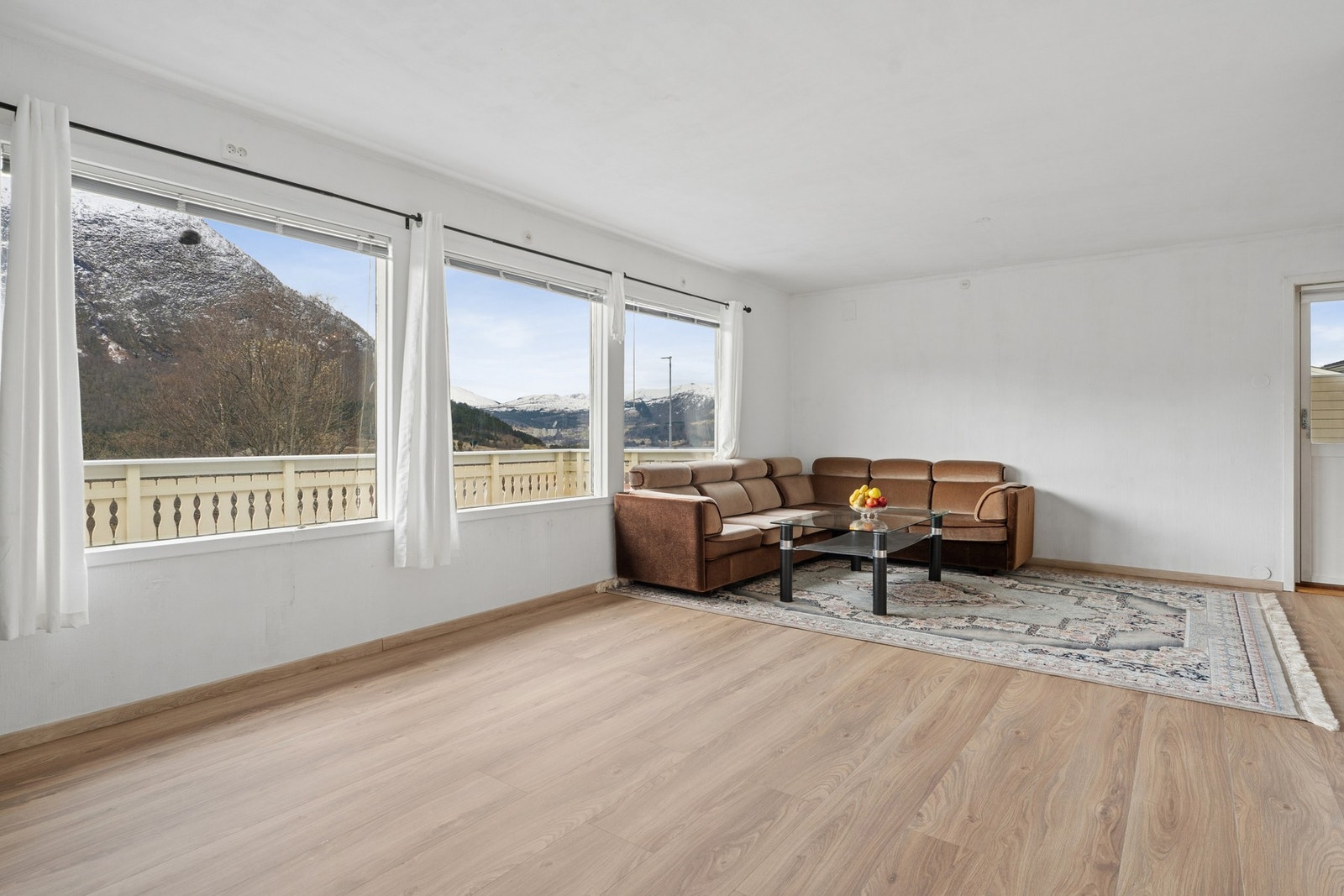 - Fra stuen har du flott utsikt - Galleribilde