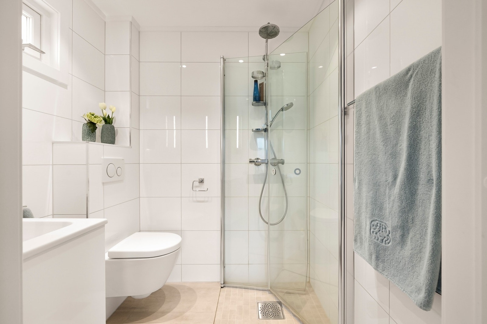 Hovedsoverommet har adkomst til et eget bad. Badet er fra 2017 og fremstår som lyst og moderne. Galleribilde