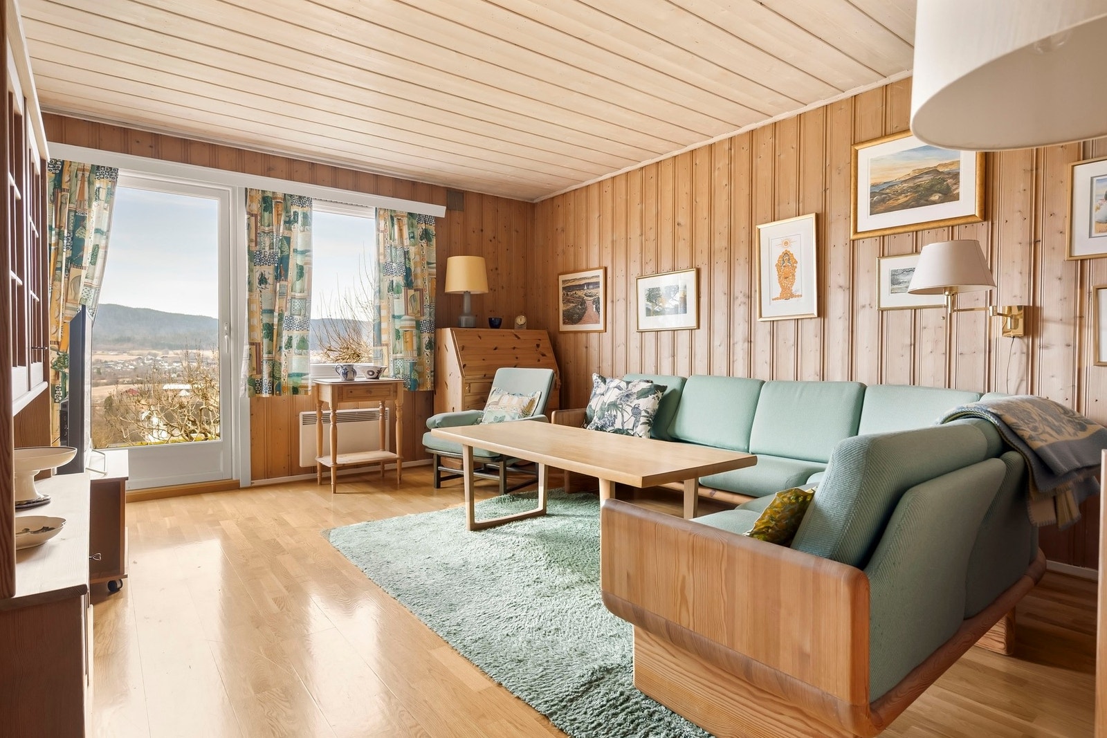 Med barn eller ungdom i hus er det praktisk med flere oppholdsrom. Galleribilde
