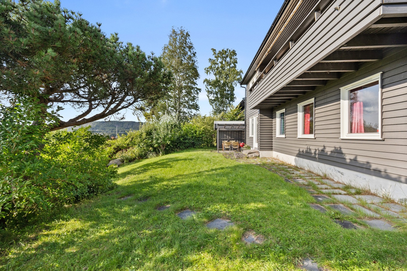 Hagen er en skjermet oase med boltreplass for både liten og stor. Galleribilde
