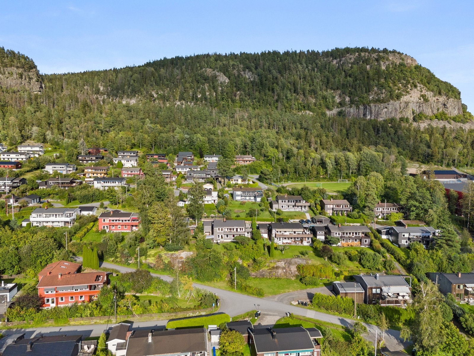 Her bor man landlig til med flotte turmuligheter rett utenfor døren, gangavstand til skoler og barnehager samt kort vei til kollektivtransport. Galleribilde