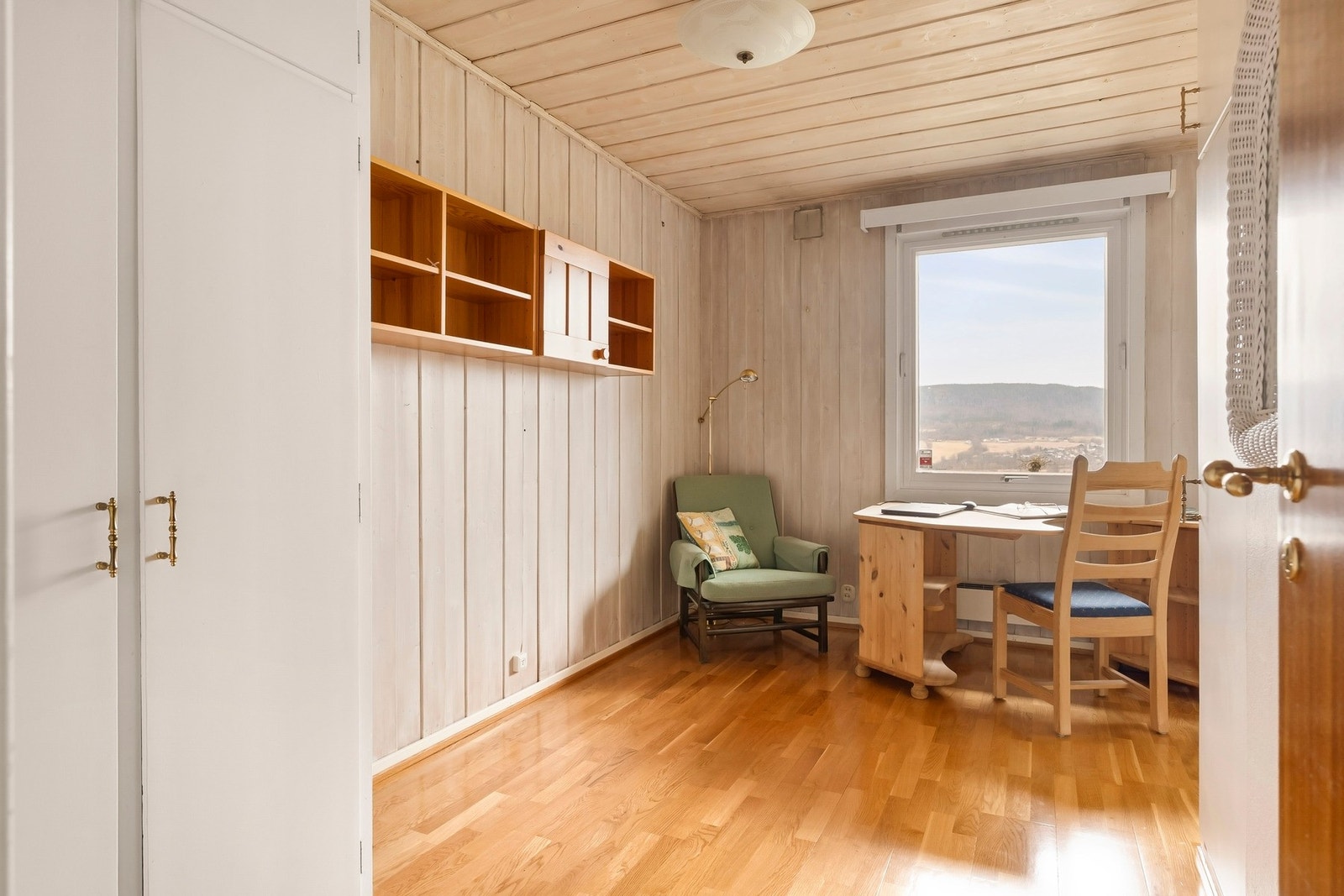 Rommene har innebygde skap samt plass til seng, skrivebord og andre oppbevaringsmøbler. Galleribilde