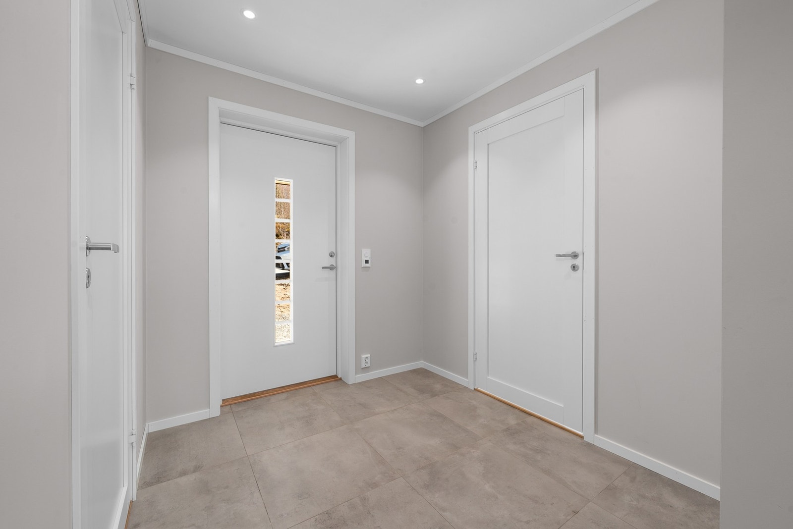 Entréen gir et lyst og moderne førsteinntrykk, og har en naturlig overgang videre inn til boligens oppholdsrom. I tilknytning til entreen er det en innvendig bod. Galleribilde