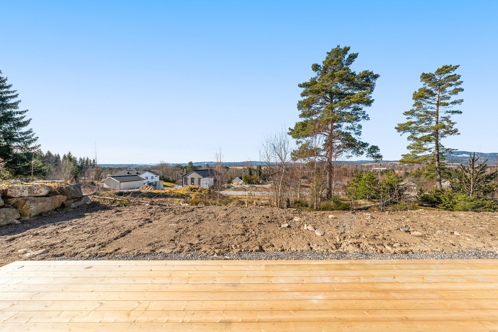 Stor og innbydende terrasse på ca. 20 kvm med gode solforhold. Herfra har man en fin overgang til hagearealet, som sammen med den åpne beliggenheten gir en luftig og fri romfølelse. Galleribilde