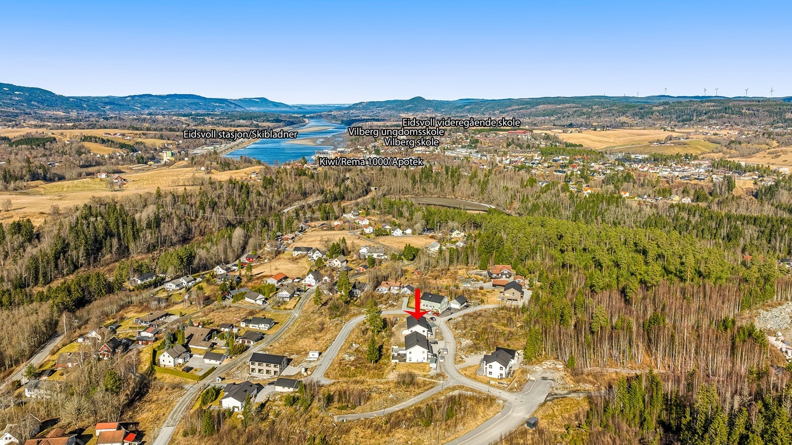 Eiendommen har en attraktiv og familievennlig beliggenhet i rolige og etablerte omgivelser. Galleribilde