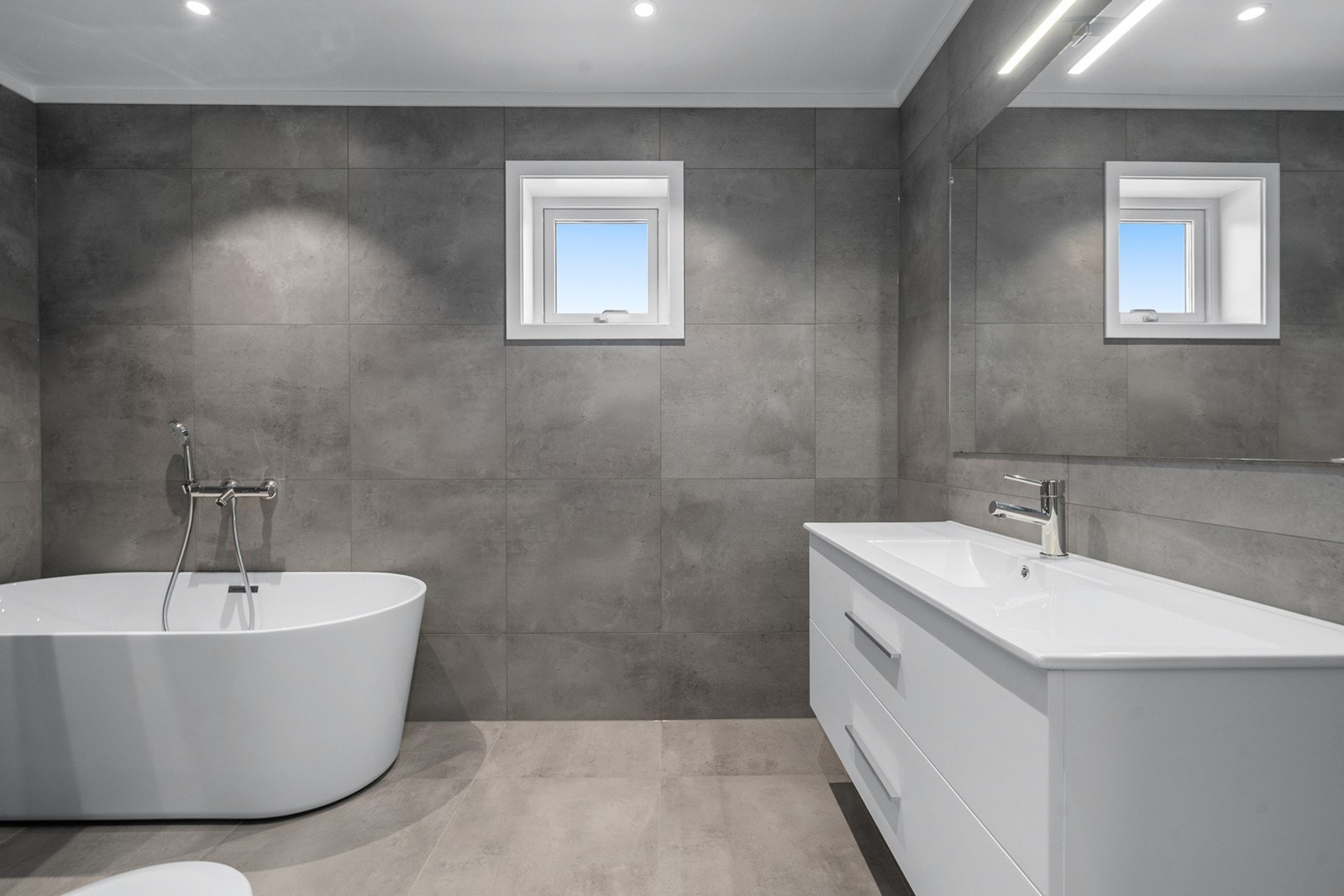 Vindu gir naturlig lys og gode luftemuligheter, mens downlights i himling sørger for jevn og behagelig belysning. Badet har i tillegg gulvvarme, som gir høy komfort året rundt. Galleribilde