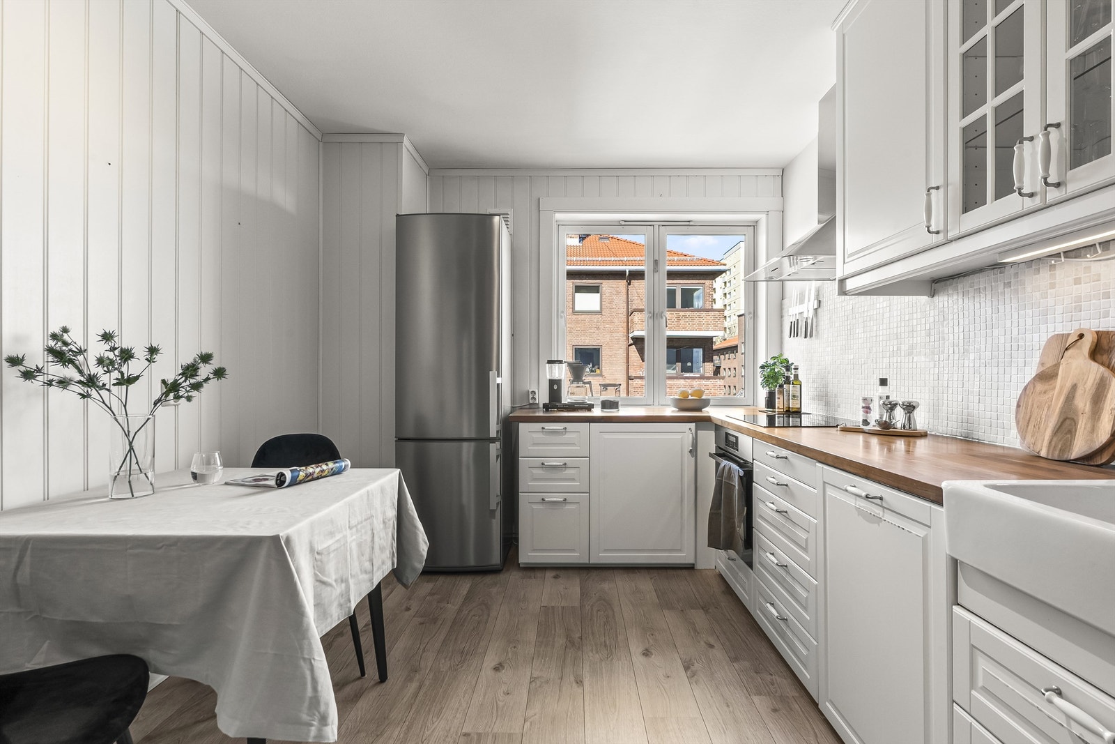 Kjøkkeninnredningen fra Ikea ble montert i 2016, en klassisk og pen innredning med hvite, profilerte fronter og takhøye skap. Galleribilde