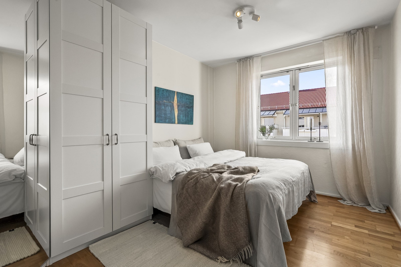 Romslig soverom med god plass til dobbeltseng. Galleribilde