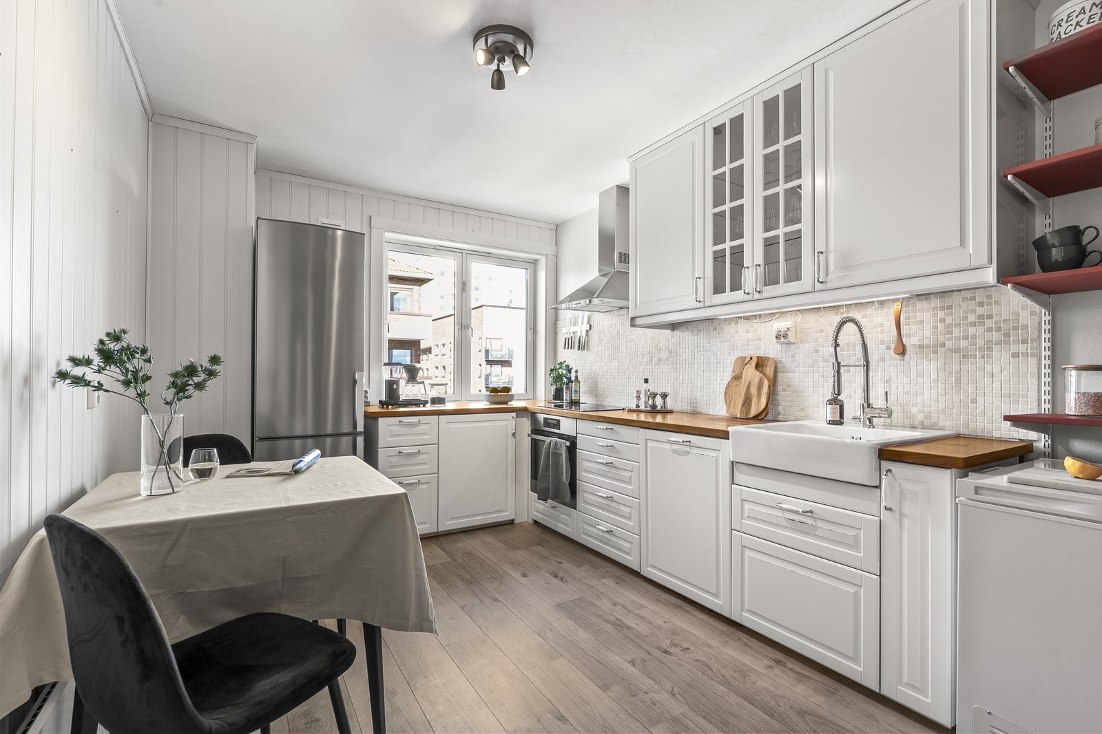 Leiligheten har et romslig kjøkken med spiseplass, og er praktisk designet med god benk og skapplass. Galleribilde