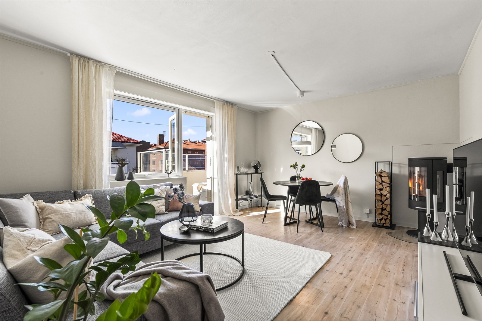 Romslig stue med utgang til balkong. God plass til sofagruppe og spisebord. Galleribilde
