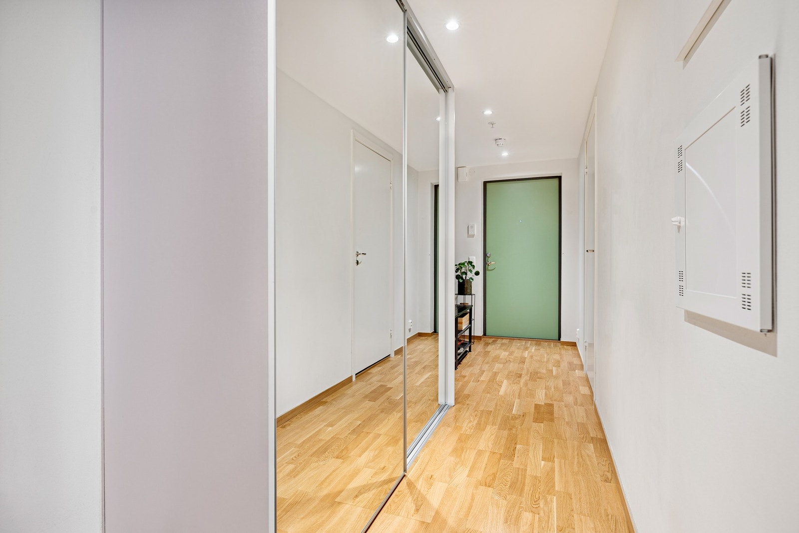Til lagringsplass er det er stort garderobeskap i entre, samt en bod i kjeller på 6 m² Galleribilde