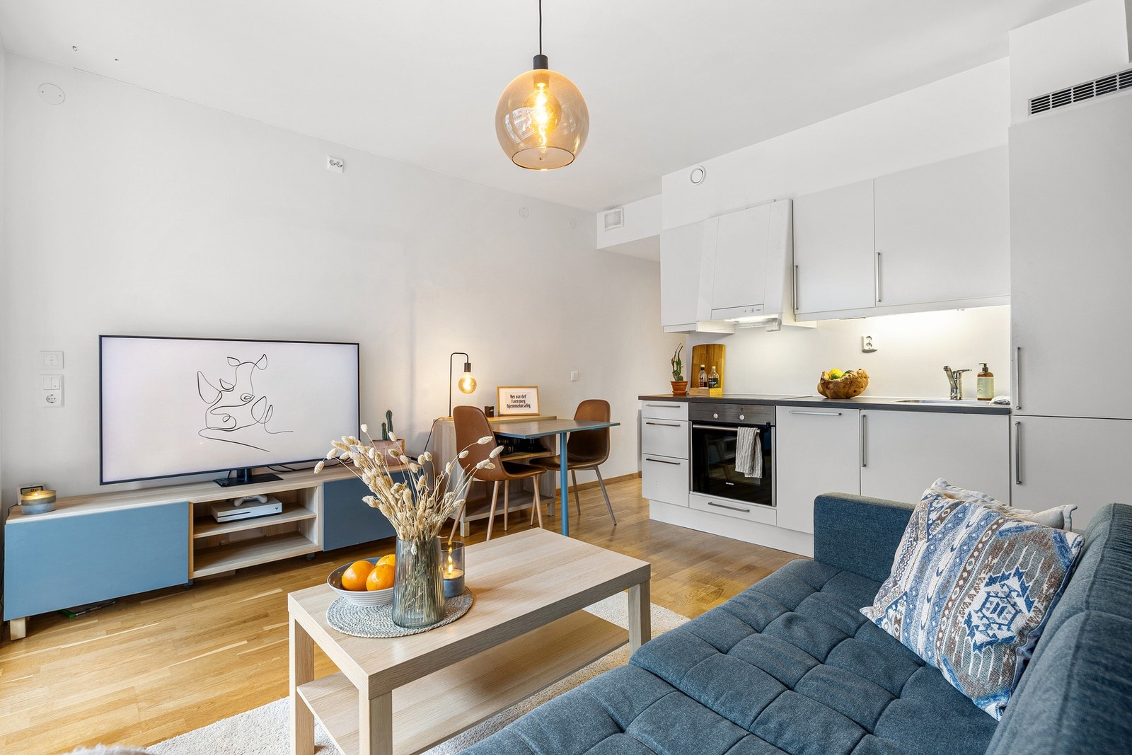 Leiligheten varmes opp med fjernvarme, og det er balansert ventilasjon for godt inneklima Galleribilde