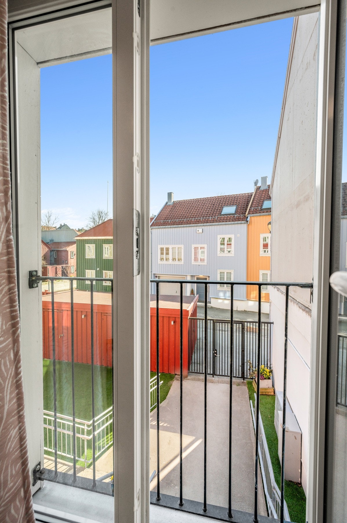 Leiligheten har en sentral plassering i et strøk med lite motorisert trafikk like ved bommen på Bakklandet, og nyter godt av de rolige omgivelsene. Galleribilde