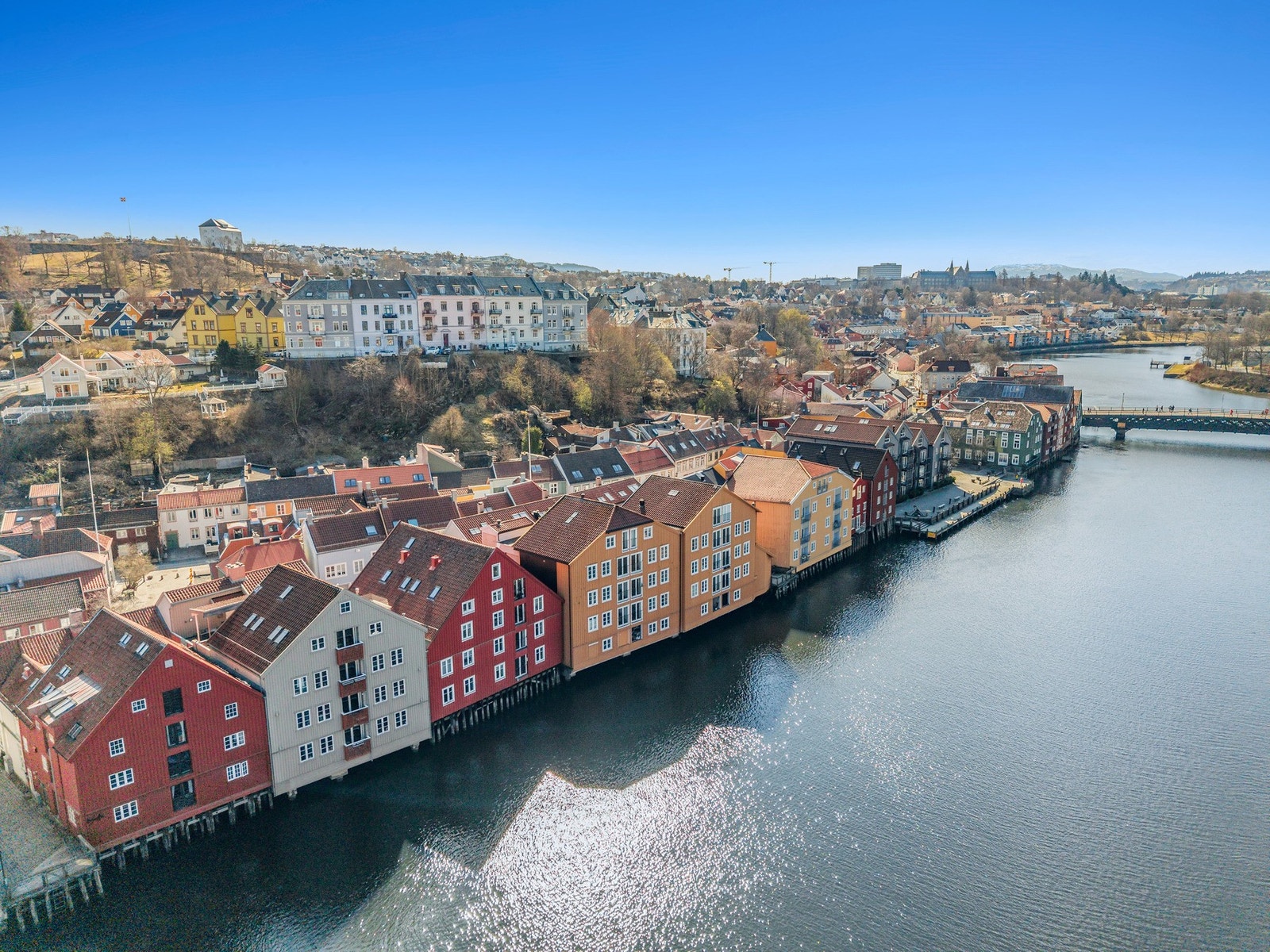 Bakklandstorget ligger 200 m ned i gata med et bredt utvalg av restaurant-, kultur- og konsertopplevelser. Fantastiske omgivelser med historisk sus i umiddelbar nærhet. Galleribilde