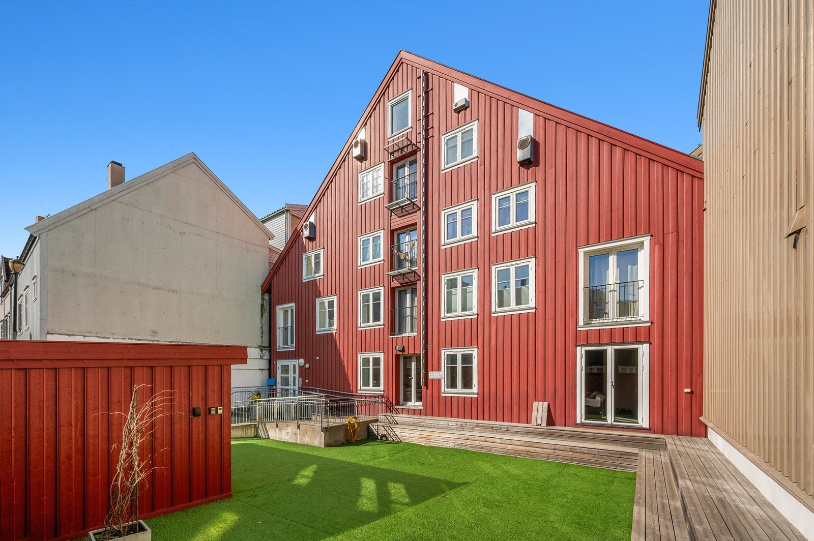 Sameiet har en solrik og pent opparbeidet bakgård, som beboerne nyter godt av. Galleribilde