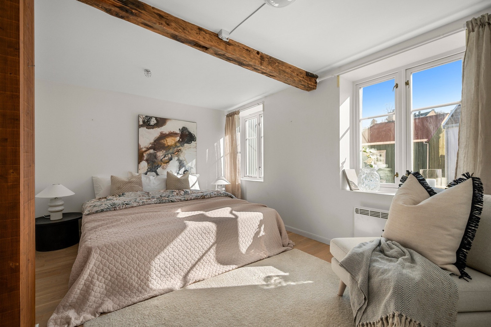 Hovedsoverommet har gode vindusposter som slipper til mye dagslys. Galleribilde