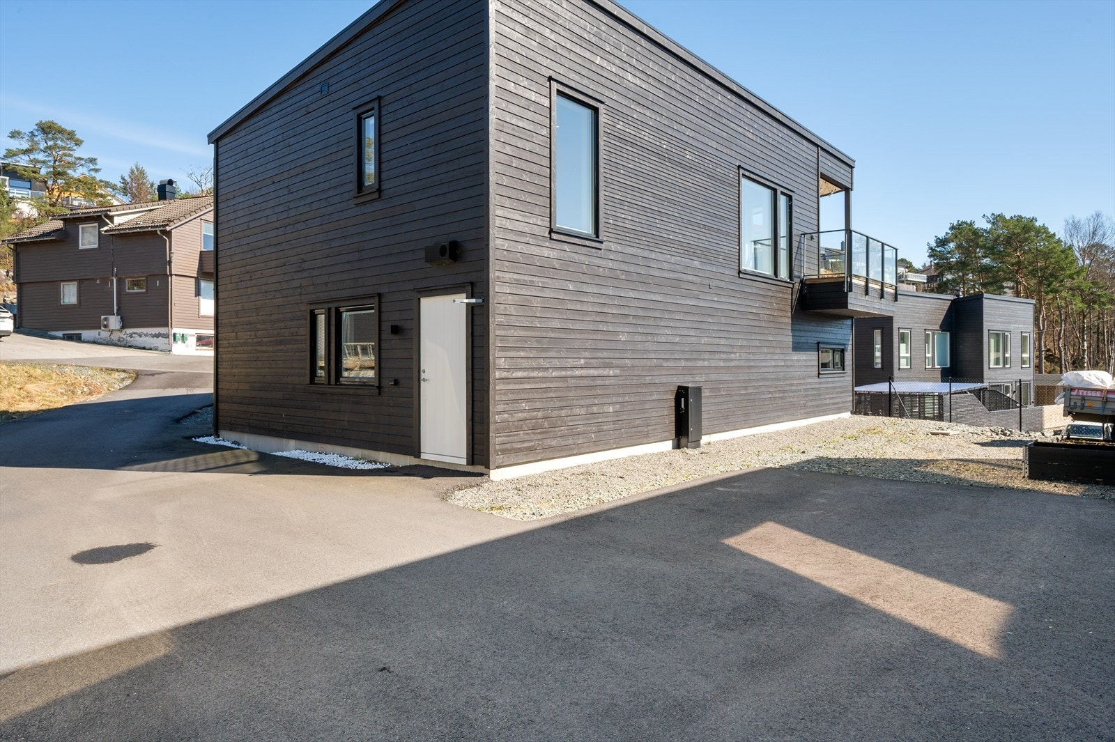 - På tomten er det gode parkeringsmuligheter - Galleribilde