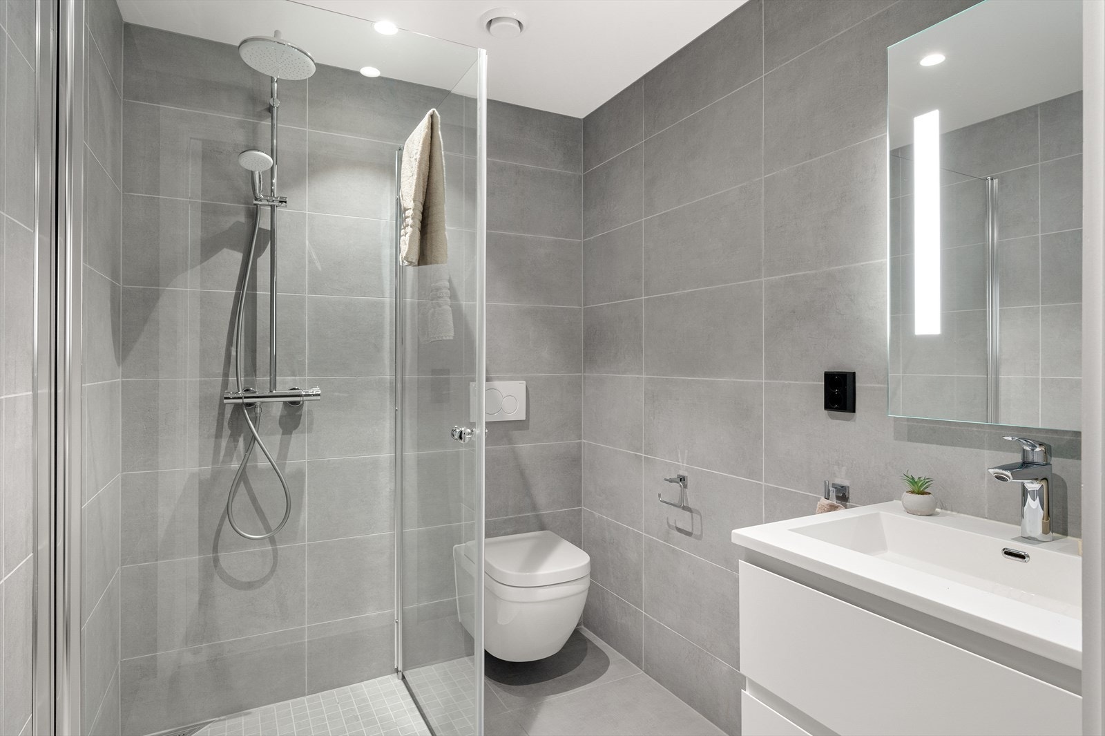 - Badet måler 3,6 m² og har behagelig varme i gulvet - Galleribilde