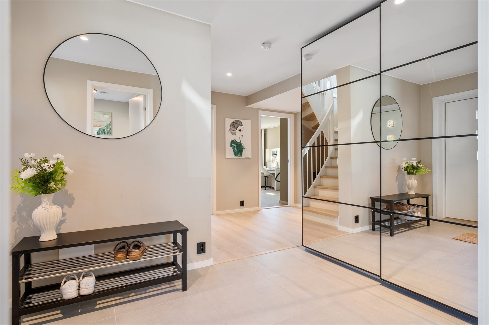 - Inviter familie og venner inn i en romslig gang/trapperom på 10,2 m² - Galleribilde