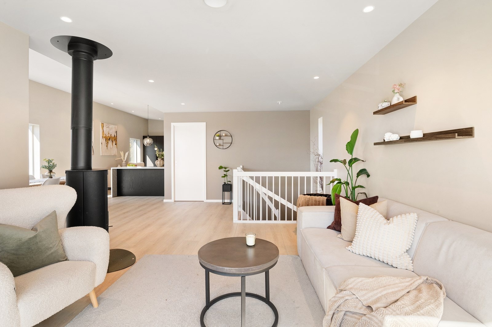 - Legg merke til den generøse takhøyden og spotlights i himling! - Galleribilde